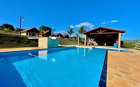 Chácara com 4 Chalés, grande piscina e muito verde